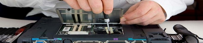 Technicien réparant un pc portable - Informatique16-Angoulême